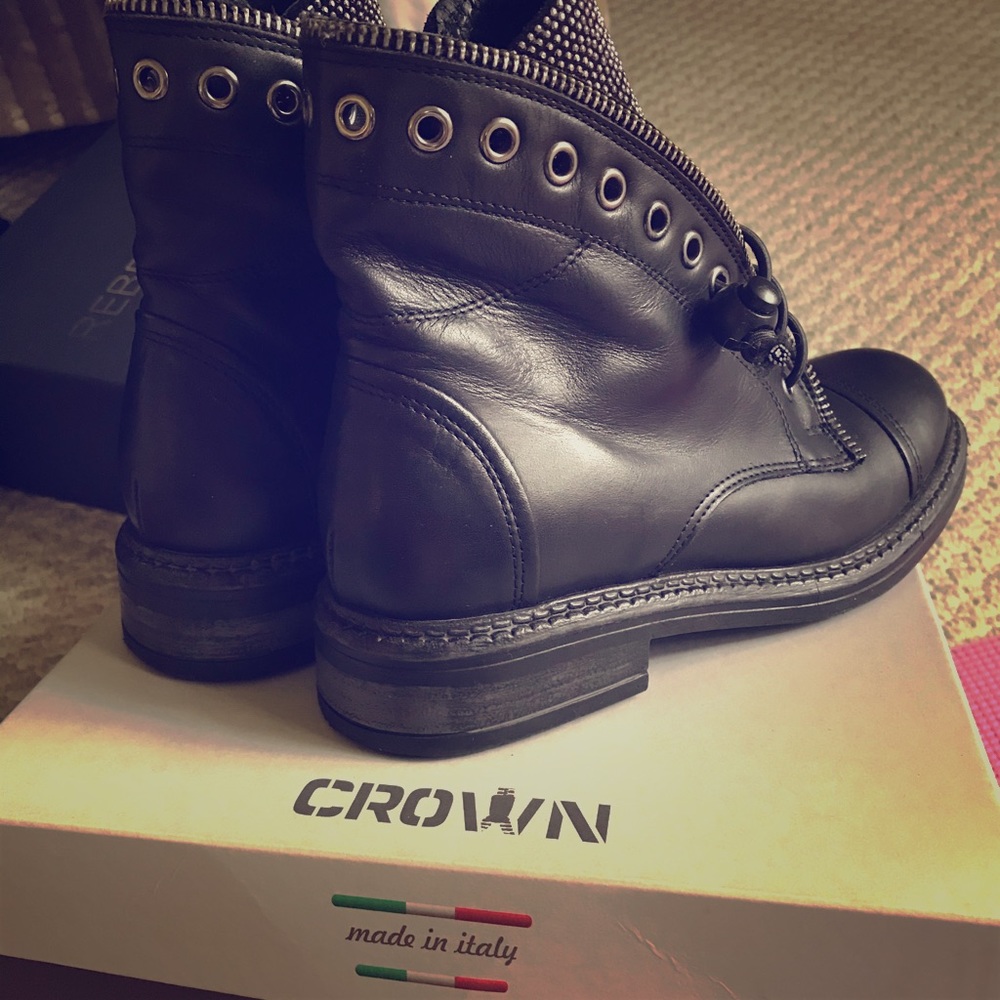 Crown Made in Italy Leather Lace up Ankle boots